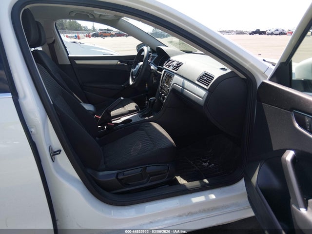 44532933 :رقم المزاد ، 1VWAT7A35HC017915 vin ، 2017 Volkswagen Passat 1.8t S مزاد بيع
