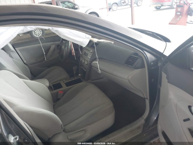 44534480 :رقم المزاد ، 4T4BF3EK8BR100427 vin ، 2011 Toyota Camry Le مزاد بيع