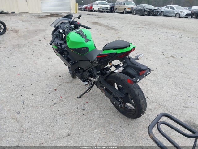Kawasaki EX400 2022 JKAEXKG18NDAF8779 Image 3