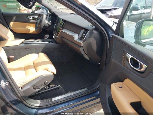 2019 VOLVO XC60 LYV102DK8KB250619 Photo 4
