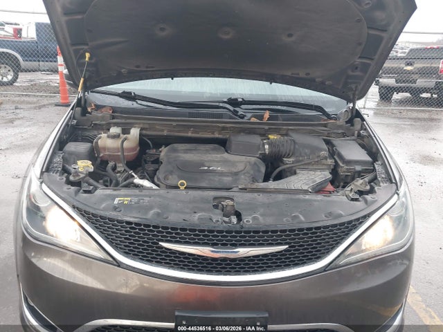 Продажа на аукционе авто 2017 Chrysler Pacifica Touring-l, vin: 2C4RC1BG8HR705094, номер лота: 44536516