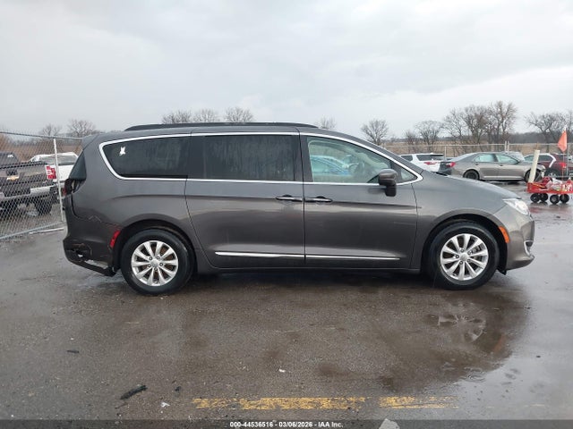 Продажа на аукционе авто 2017 Chrysler Pacifica Touring-l, vin: 2C4RC1BG8HR705094, номер лота: 44536516