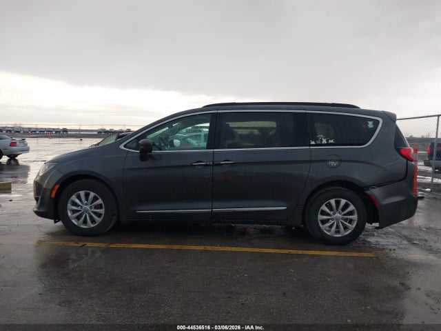 Продажа на аукционе авто 2017 Chrysler Pacifica Touring-l, vin: 2C4RC1BG8HR705094, номер лота: 44536516