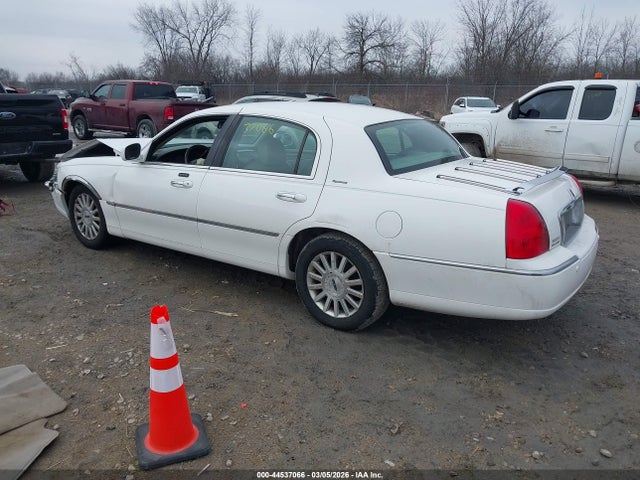 2004 LINCOLN TOWN CAR 1LNHM81W54Y674057 Photo 2