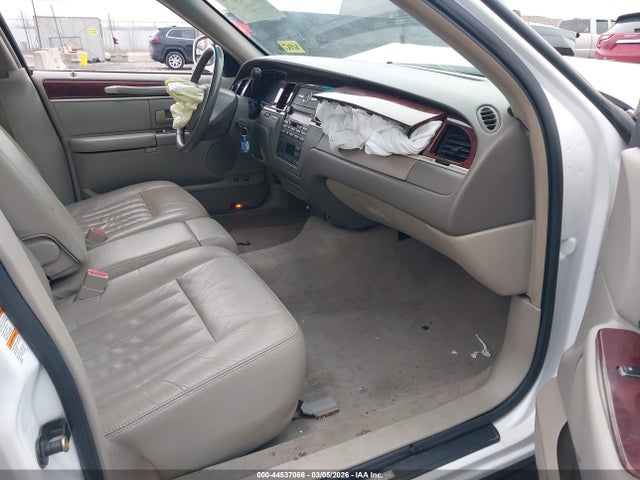 2004 LINCOLN TOWN CAR 1LNHM81W54Y674057 Photo 4