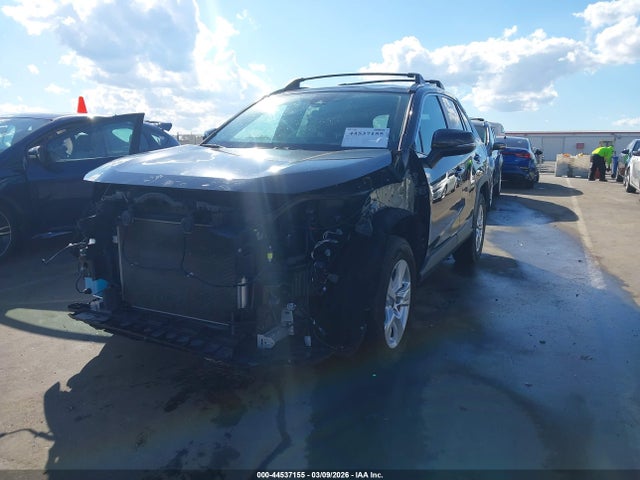 44537155 :رقم المزاد ، 2T3W1RFV5MC151322 vin ، 2021 Toyota Rav4 Xle مزاد بيع