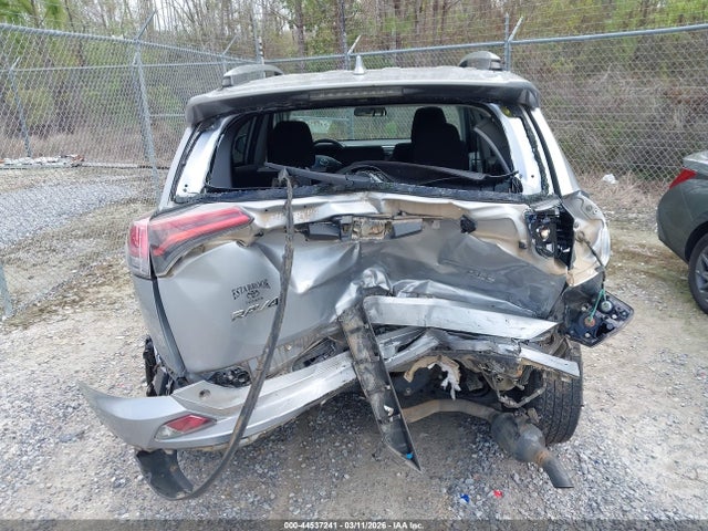 2T3WFREV2JW415769 Toyota Rav4 Xle