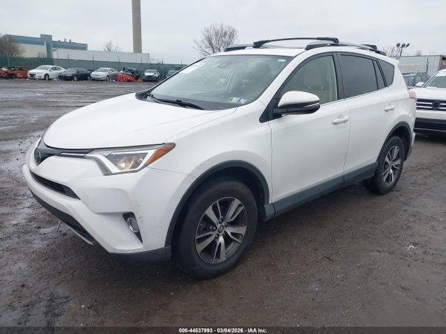 Toyota Rav4 Xle 2018 JTMRFREV1JJ745107 Image 2