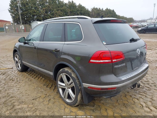 2017 VOLKSWAGEN TOUAREG WVGGF7BP7HD005888 Photo 2