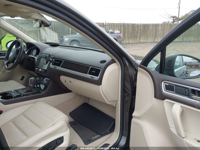 2017 VOLKSWAGEN TOUAREG WVGGF7BP7HD005888 Photo 4