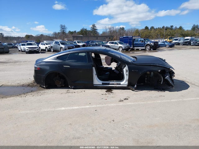 44538368 :رقم المزاد ، 5YJSA1CN3DFP05580 vin ، 2013 Tesla Model S مزاد بيع