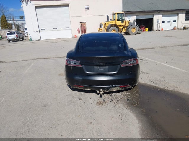 44538368 :رقم المزاد ، 5YJSA1CN3DFP05580 vin ، 2013 Tesla Model S مزاد بيع