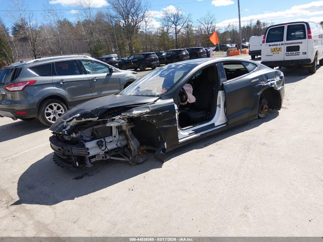 44538368 :رقم المزاد ، 5YJSA1CN3DFP05580 vin ، 2013 Tesla Model S مزاد بيع