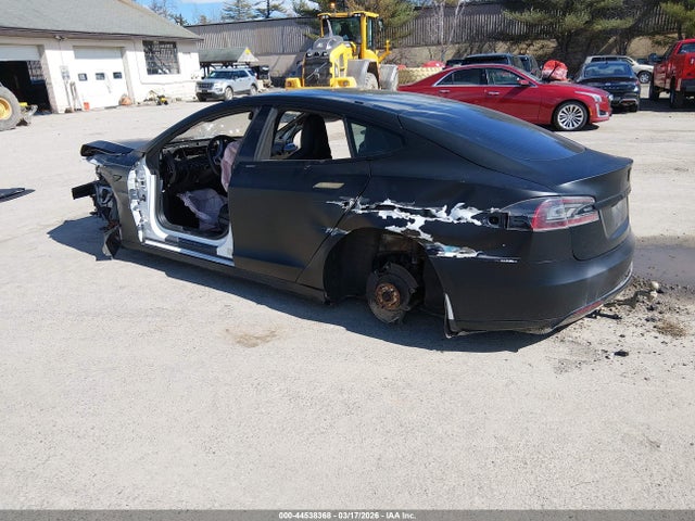 44538368 :رقم المزاد ، 5YJSA1CN3DFP05580 vin ، 2013 Tesla Model S مزاد بيع