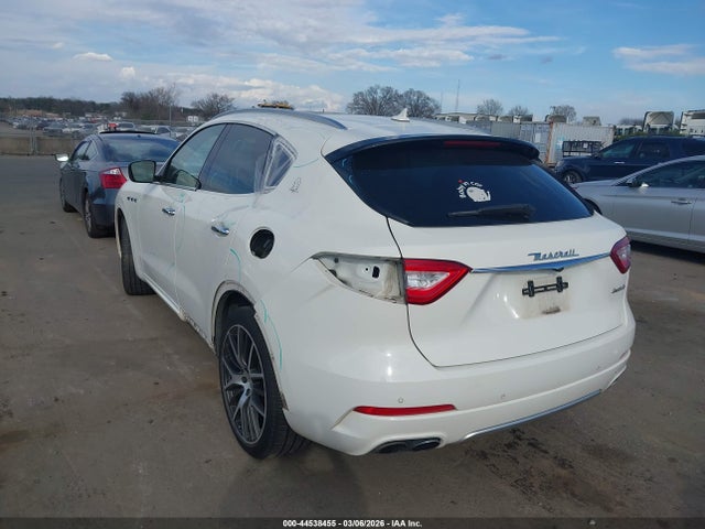 2017 MASERATI LEVANTE ZN661YUA6HX225811 Photo 2