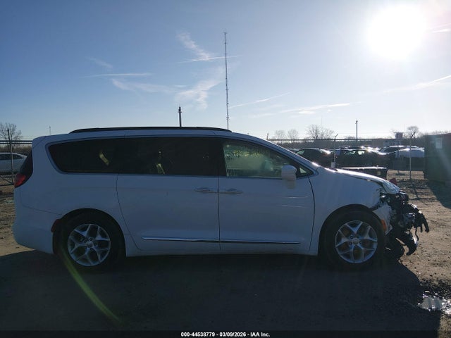 Продаж на аукціоні авто 2017 Chrysler Pacifica Touring-l, vin: 2C4RC1BG5HR794686, номер лоту: 44538779