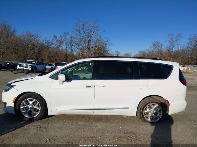 Продаж на аукціоні авто 2017 Chrysler Pacifica Touring-l, vin: 2C4RC1BG5HR794686, номер лоту: 44538779