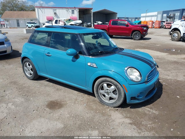 2009 MINI COOPER WMWMF33529TW71431 Photo 0