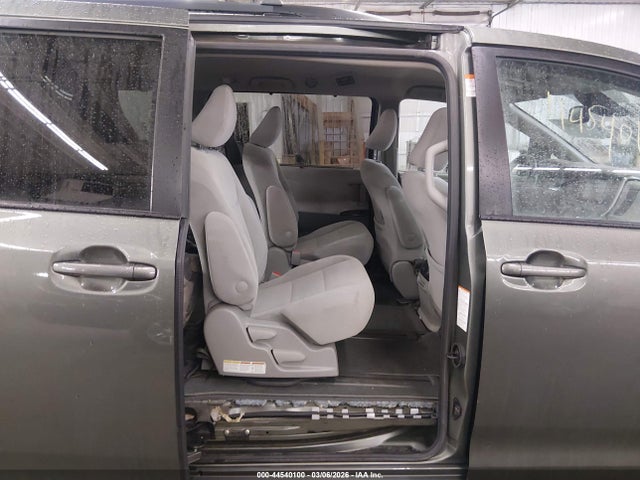 44540100 :رقم المزاد ، 5TDJZ3DC5LS234605 vin ، 2020 Toyota Sienna Le مزاد بيع