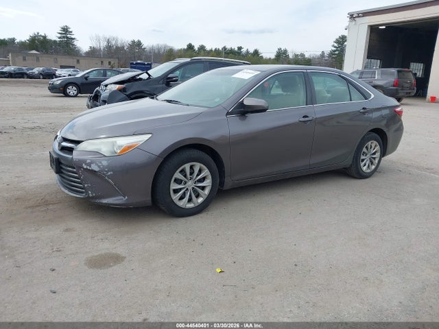 44540401 :رقم المزاد ، 4T1BF1FK2FU053608 vin ، 2015 Toyota Camry Le مزاد بيع