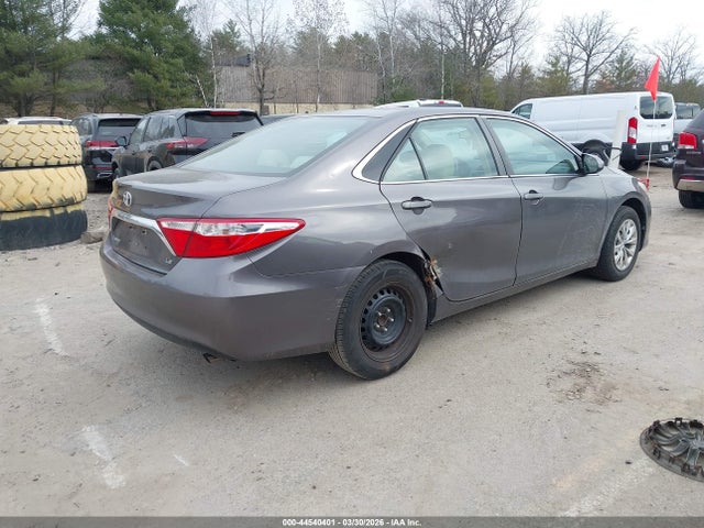44540401 :رقم المزاد ، 4T1BF1FK2FU053608 vin ، 2015 Toyota Camry Le مزاد بيع