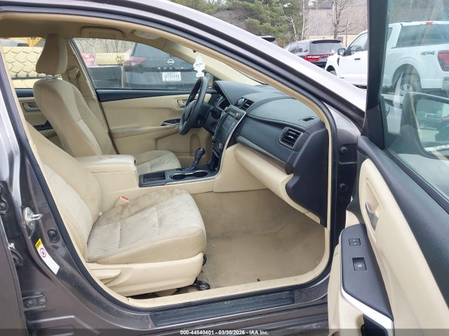 44540401 :رقم المزاد ، 4T1BF1FK2FU053608 vin ، 2015 Toyota Camry Le مزاد بيع