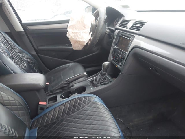 2015 Volkswagen Passat 1.8t Limited Edition მანქანა იყიდება აუქციონზე, vin: 1VWAT7A31FC082676, აუქციონის ნომერი: 44540457
