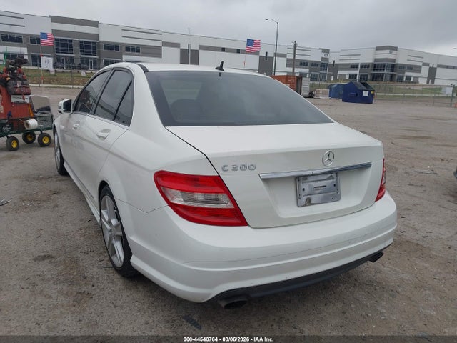 2011 MERCEDES-BENZ C 300 WDDGF5EB6BA523322 Photo 2