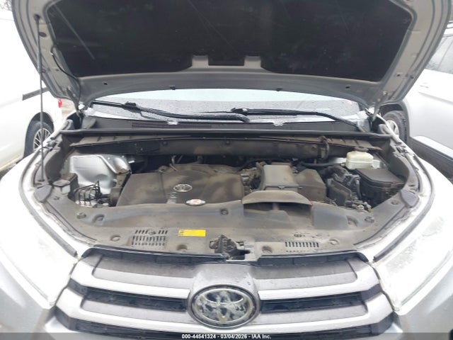 5TDKZRFH0JS548370 Toyota Highlander Xle