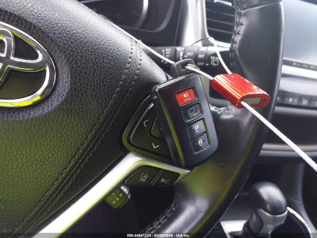 5TDKZRFH0JS548370 Toyota Highlander Xle