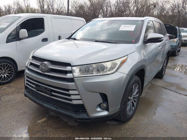 5TDKZRFH0JS548370 Toyota Highlander Xle