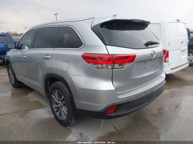 5TDKZRFH0JS548370 Toyota Highlander Xle