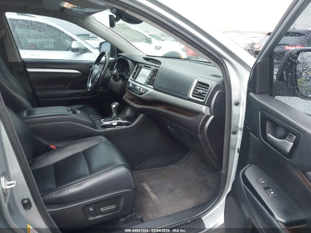 5TDKZRFH0JS548370 Toyota Highlander Xle