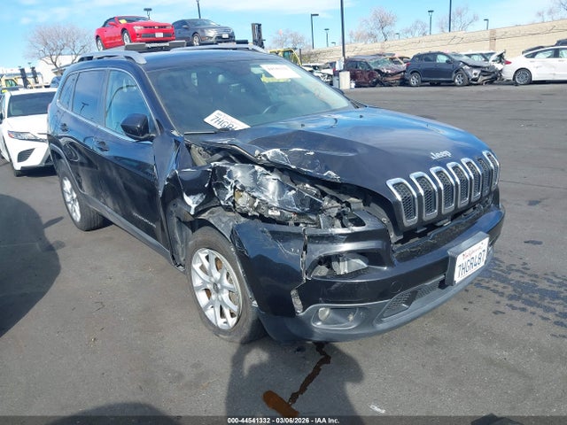 1C4PJLCB8EW323453 Jeep Cherokee Latitude