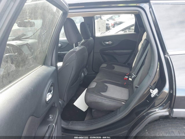 1C4PJLCB8EW323453 Jeep Cherokee Latitude