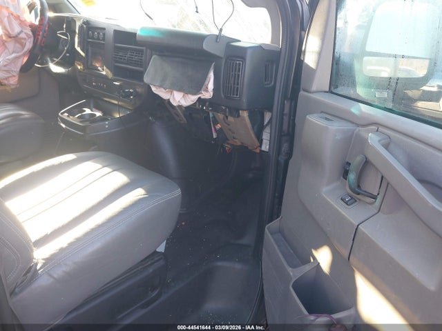 2017 GMC SAVANA 2500 1GTW7AFF3H1111106 Photo 4