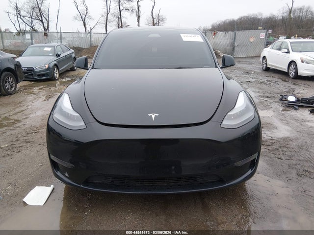 2025 Tesla Model Y Long Range Dual Motor All-wheel Drive მანქანა იყიდება აუქციონზე, vin: 7SAYGDEE4SF300044, აუქციონის ნომერი: 44541673