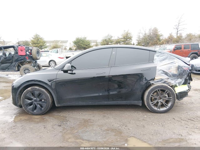 2025 Tesla Model Y Long Range Dual Motor All-wheel Drive მანქანა იყიდება აუქციონზე, vin: 7SAYGDEE4SF300044, აუქციონის ნომერი: 44541673