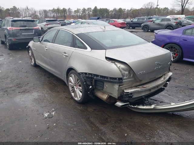 2016 JAGUAR XJ SAJWA1CE8GMW00581 Photo 2