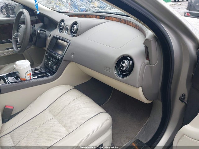 2016 JAGUAR XJ SAJWA1CE8GMW00581 Photo 4