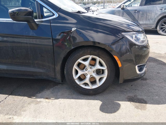 2017 Chrysler Pacifica Touring Plus მანქანა იყიდება აუქციონზე, vin: 2C4RC1BG5HR816735, აუქციონის ნომერი: 44543442