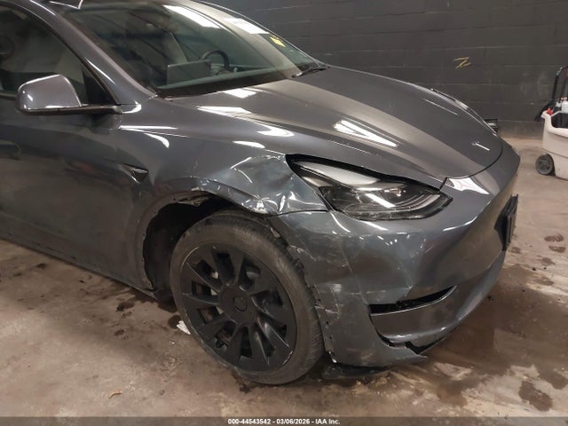 2023 TESLA MODEL Y 7SAYGDEE2PF692741 Photo 5