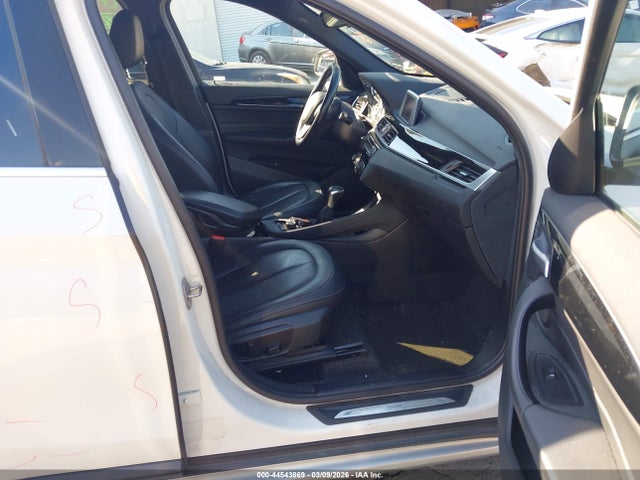 2018 BMW X1 WBXHU7C33J5H42361 Photo 4
