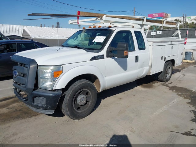 Ford F-350 Chassis Xl 2015 1FD7X3E67FEC40789 Image 2