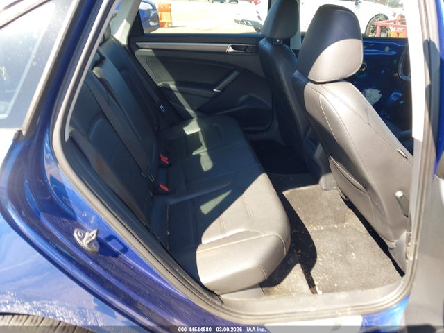 1VWDT7A35HC049101 Volkswagen Passat 1.8t R-line