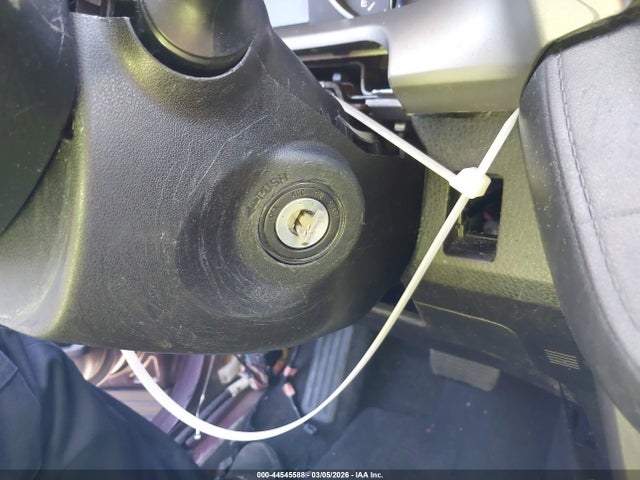 2T3ZFREV0HW347575 Toyota RAV4 LE