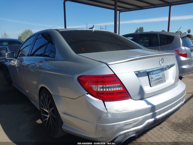 2014 MERCEDES-BENZ C 250 WDDGF4HB9EA955414 Photo 2