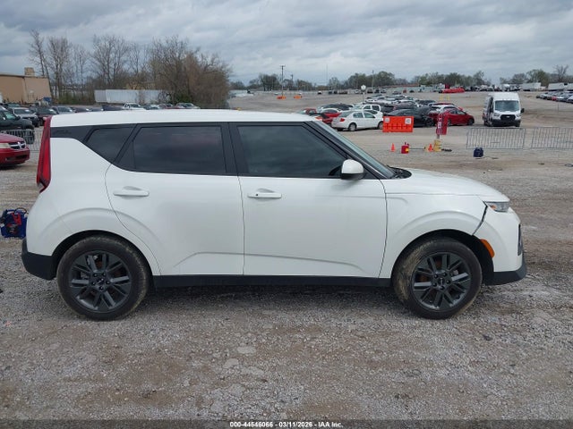 2022 Kia Soul Ex მანქანა იყიდება აუქციონზე, vin: KNDJ33AU0N7165401, აუქციონის ნომერი: 44546066