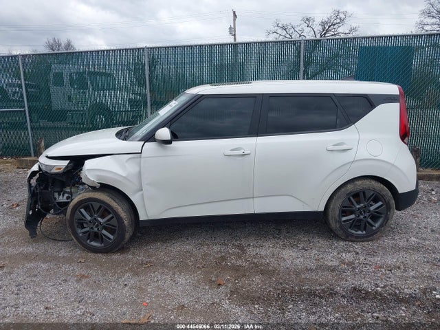 2022 Kia Soul Ex მანქანა იყიდება აუქციონზე, vin: KNDJ33AU0N7165401, აუქციონის ნომერი: 44546066