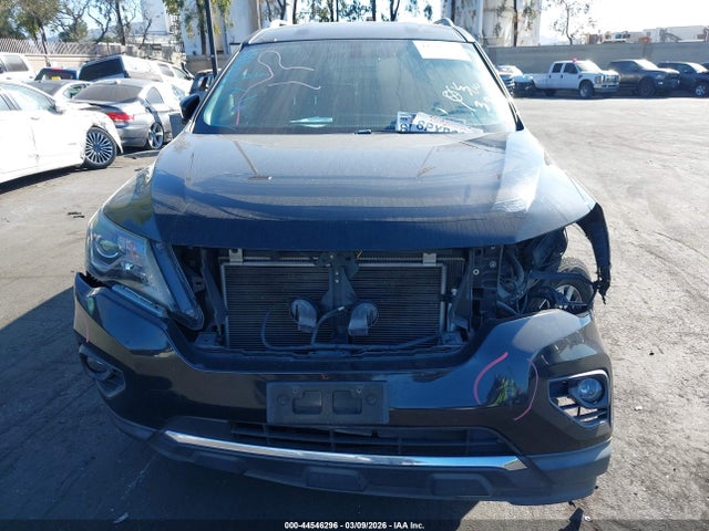 5N1DR2MM8JC652196 Nissan Pathfinder Sv
